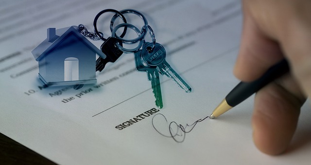 document de vente avec signature, clef de maison 