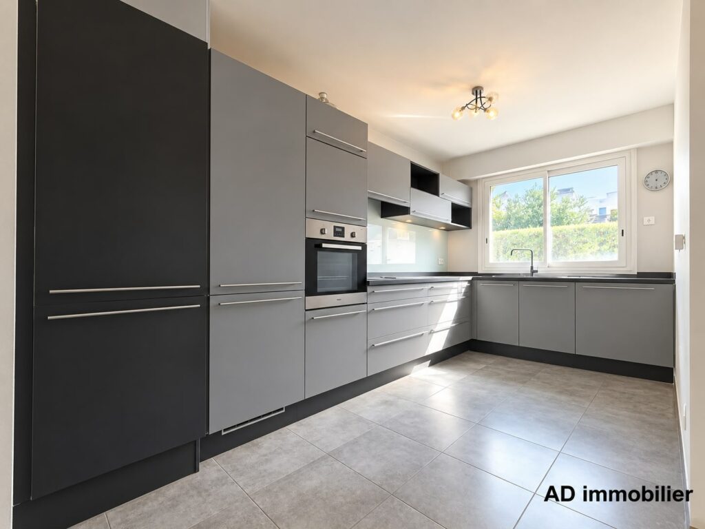 Maison 94 m² à Ergué Armel . 4 chambres . Jardin Clos . Commodités à 2 minutes à pieds