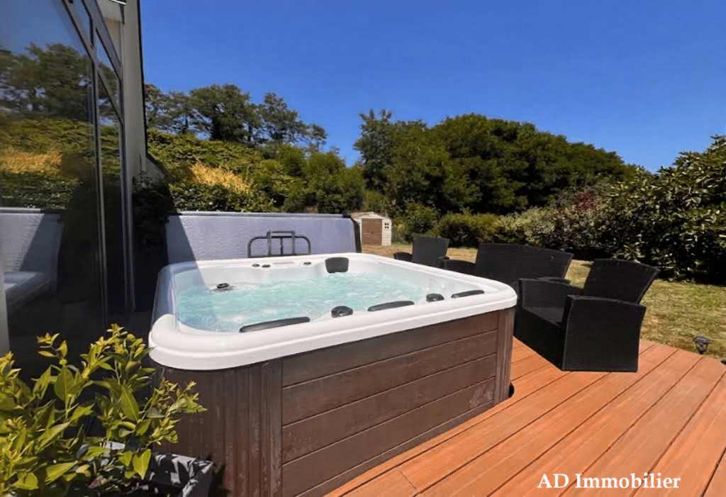Maison moderne de 144 m² à Rosporden . Jardin clos et SPA . Proche toutes commodités