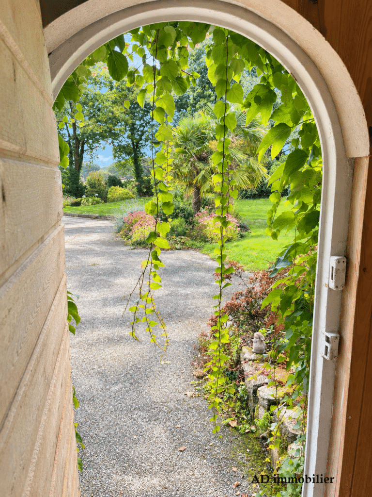 Maison Spacieuse de 151 m² à Edern . Terrain sans vis-à-vis . Avec plusieurs Dépendances