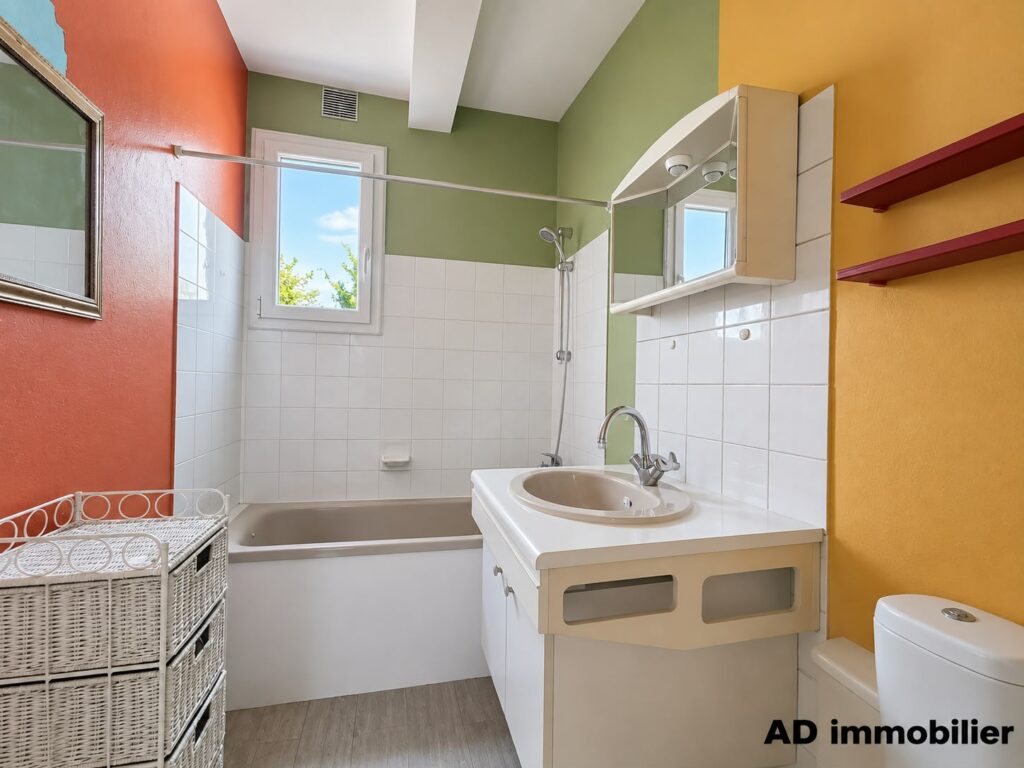 Maison 94 m² à Ergué Armel . 4 chambres . Jardin Clos . Commodités à 2 minutes à pieds