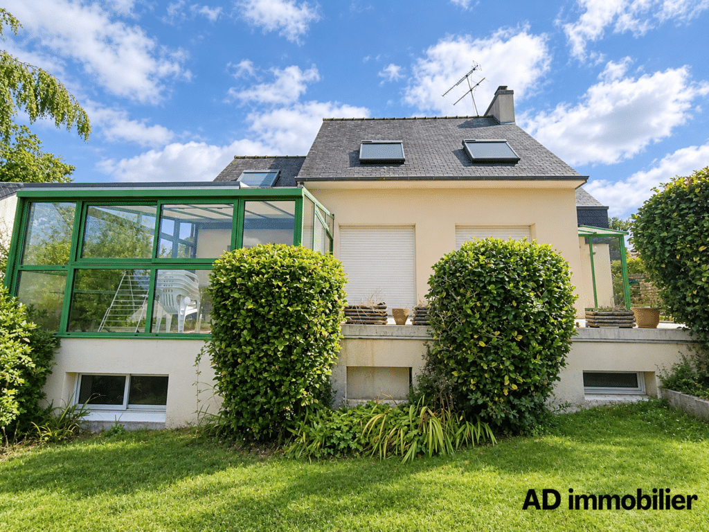 Maison familiale en impasse . Ergué-Armel . Jardin sans vis-à-vis . Sous-sol complet